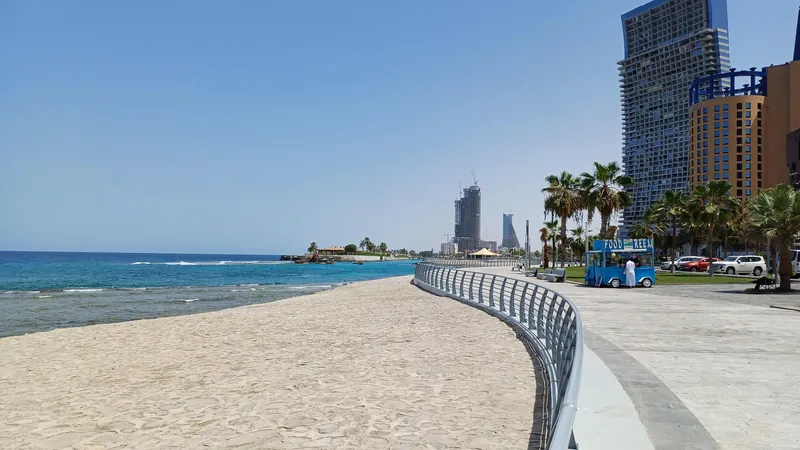 Jeddah Corniche: набережная, Красное море и высотные здания вдали